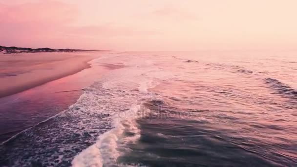 Vue aérienne de la plage au coucher du soleil — Video