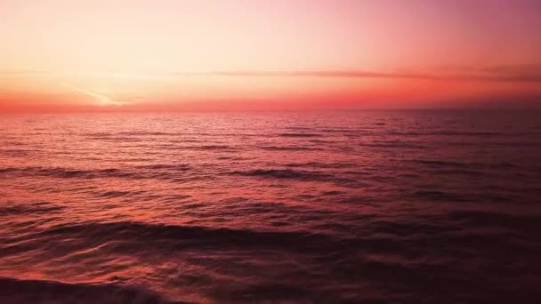 Luftaufnahme des Strandes bei Sonnenuntergang — Stockvideo