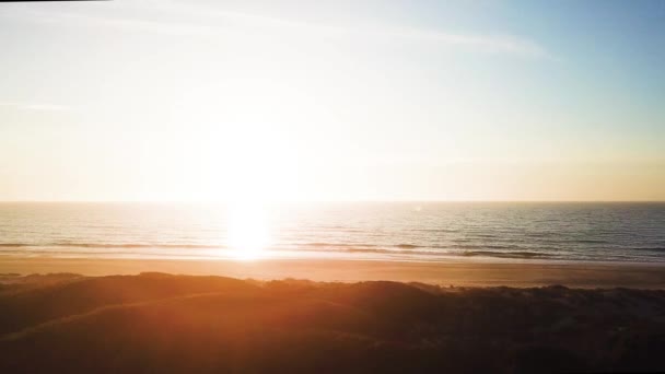 Vista aérea da praia ao pôr do sol — Vídeo de Stock
