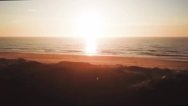 Vista aérea da praia ao pôr do sol — Vídeo de Stock