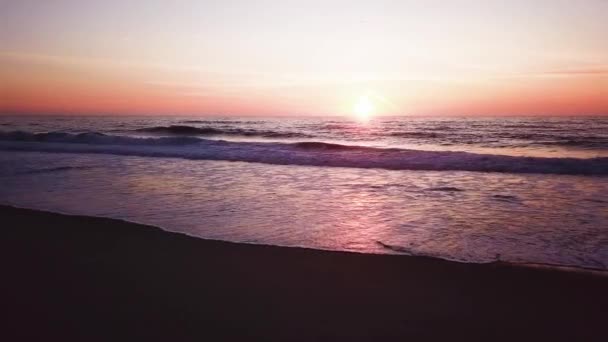 Vue aérienne de la plage au coucher du soleil — Video