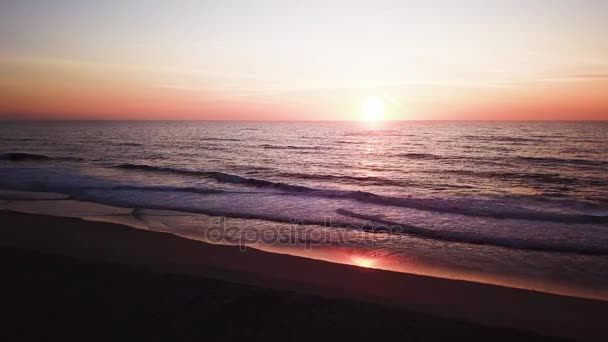 在日落海滩的鸟瞰图 — 图库视频影像