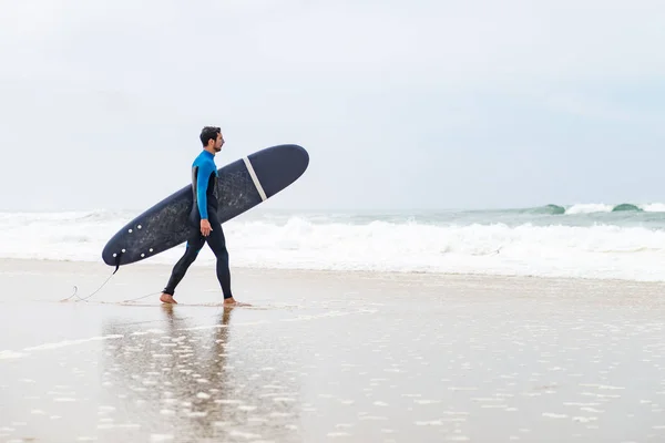Joven surfista masculino con traje de neopreno — Foto de Stock