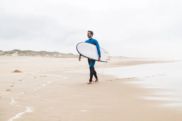 Junger männlicher Surfer im Neoprenanzug — Stockfoto