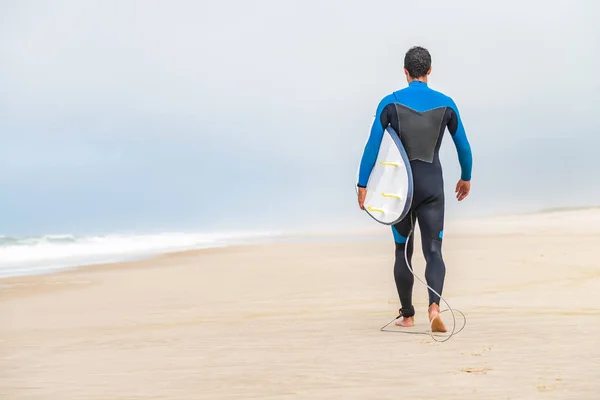 Unga manliga surfare bär våtdräkt — Stockfoto