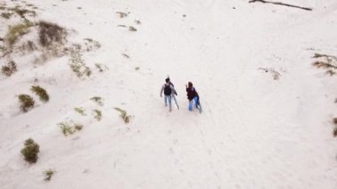 Genç çift dostu sörfçü plaja yürüme