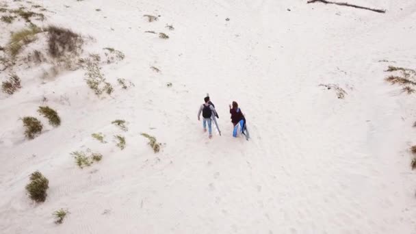 Pareja joven de surfistas amistosos caminando a la playa — Vídeo de stock