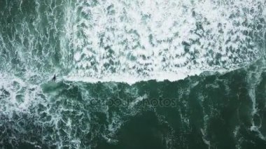 Dalgalar için arayan genç sörfçü kız