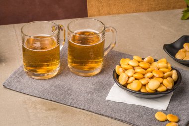 Lezzetli lupinler ve bir bardak bira.