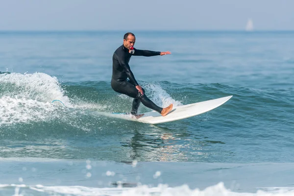 Surfen auf den Wellen — Stockfoto