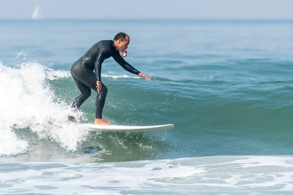 Surfen op de golven — Stockfoto