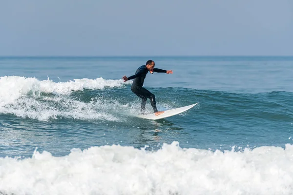 Surfen op de golven — Stockfoto