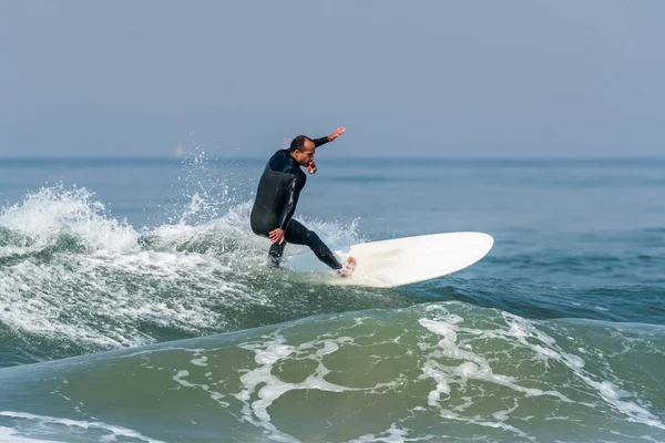 Surfen op de golven — Stockfoto