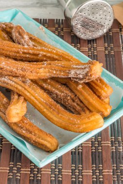 Sıcak çikolata ile geleneksel tatlıları 