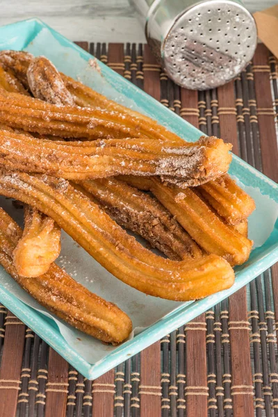 Sıcak çikolata ile geleneksel tatlıları 