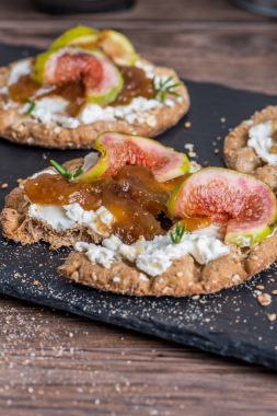 Tahıllı crispread meze