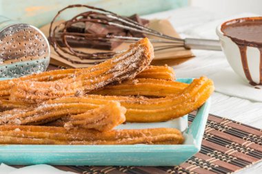 Sıcak çikolata ile geleneksel tatlıları 