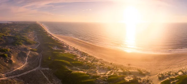 Antenni näkymä rannalle auringonlaskun aikaan — kuvapankkivalokuva