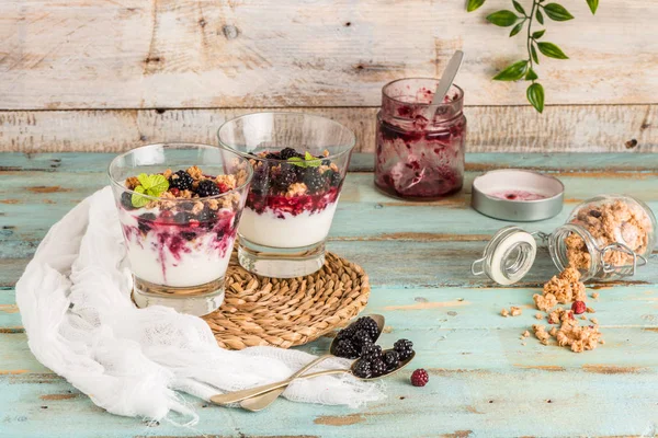 Ahududu ile yoğurt çöl