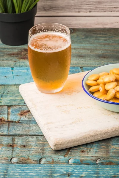 Lezzetli lupinler ve bir bardak bira. — Stok fotoğraf