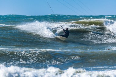 Kitesurfer binme okyanus dalgaları