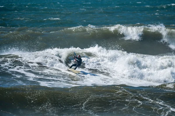 Kitesurfer riding ocean waves — Stock Photo, Image