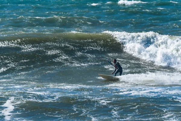 Кіцурфер їде океанськими хвилями — стокове фото