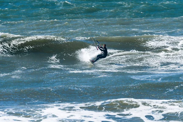 Kitesurfer paardrijden oceaan golven — Stockfoto