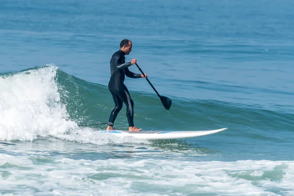 Peddel surfer opstaan — Stockfoto