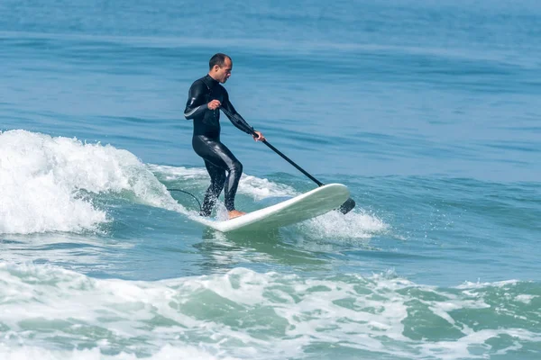 Peddel surfer opstaan — Stockfoto