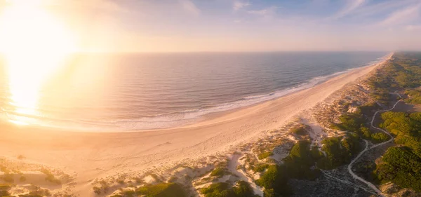 Gün batımında Beach havadan görünümü — Stok fotoğraf