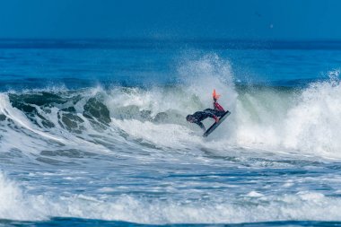 Bodyboarder sörf okyanus dalgası