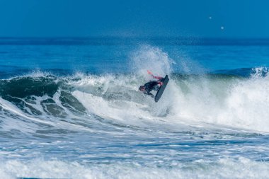 Bodyboarder sörf okyanus dalgası