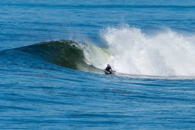 Bodyboarder sörf okyanus dalgası