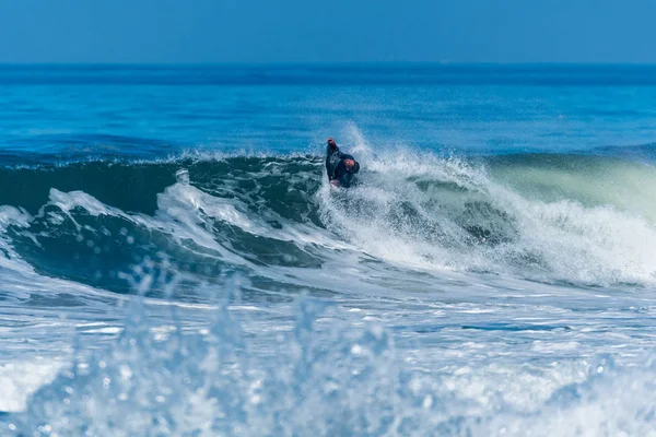 Bodyboarder surfen ocean wave — Stockfoto