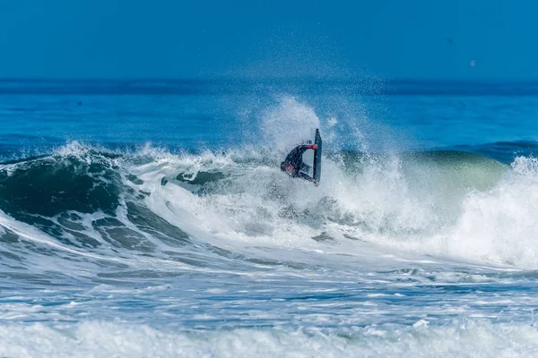 Bodyboarder surfen ocean wave — Stockfoto