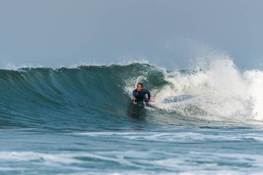 Bodyboarder sörf okyanus dalgası