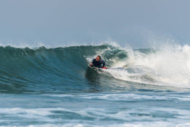 Bodyboarder sörf okyanus dalgası