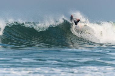 Bodyboarder sörf okyanus dalgası