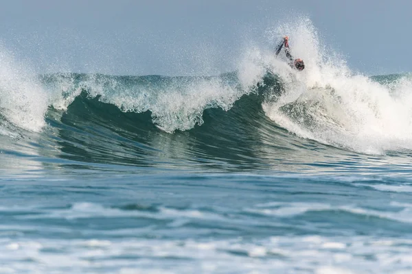 Bodyboarder sörf okyanus dalgası