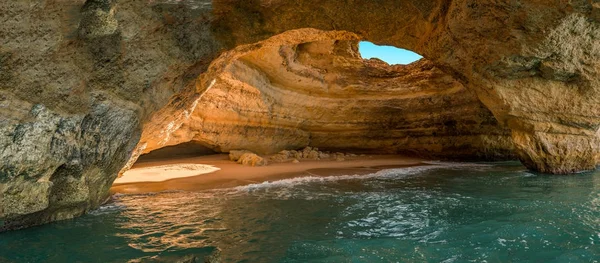Пляжные пещеры Бенагила — стоковое фото