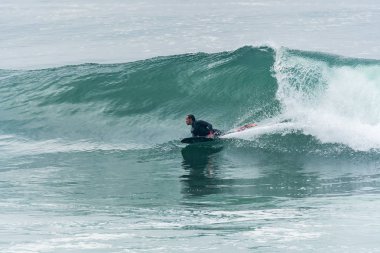 Bodyboarder sörf okyanus dalgası
