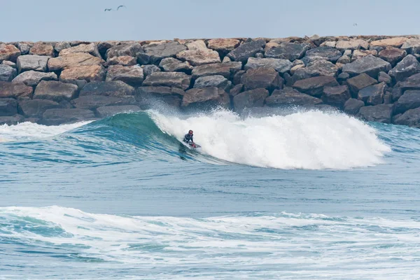 Bodyboarder surfen ocean wave — Stockfoto