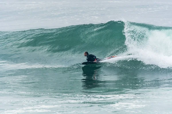 Bodyboarder sörf okyanus dalgası