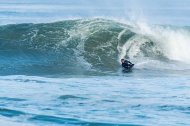 Bodyboarder sörf okyanus dalgası
