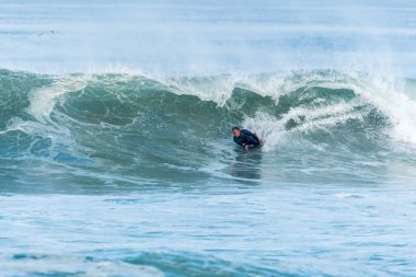 Bodyboarder sörf okyanus dalgası