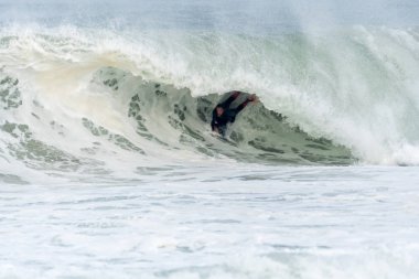 Bodyboarder sörf okyanus dalgası