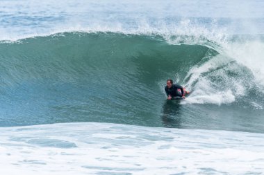 Bodyboarder sörf okyanus dalgası