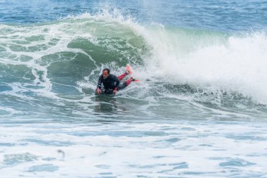 Bodyboarder sörf okyanus dalgası