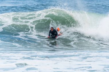 Bodyboarder sörf okyanus dalgası